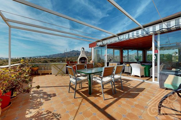 Foto 2 de Casa adossada en venda a calle De Las Artesas de 5 habitacions amb terrassa i piscina