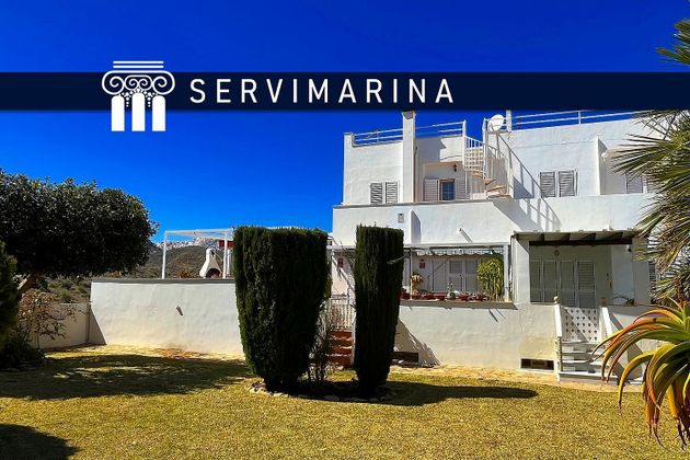 Foto 1 de Casa adossada en venda a calle De Las Artesas de 5 habitacions amb terrassa i piscina