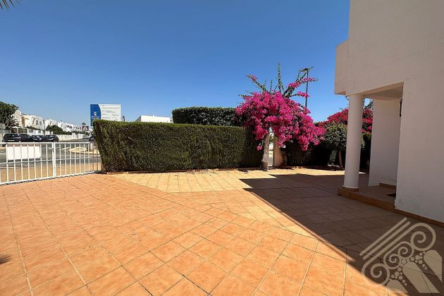 Foto 2 de Venta de casa adosada en calle De Las Artesas de 3 habitaciones con terraza y piscina