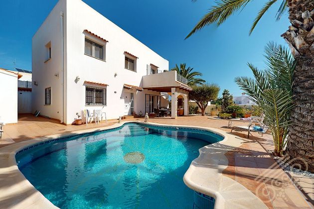 Foto 2 de Xalet en venda a calle Sevilla de 8 habitacions amb terrassa i piscina