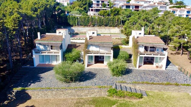 Foto 1 de Chalet en venta en Llançà de 12 habitaciones con terraza y garaje