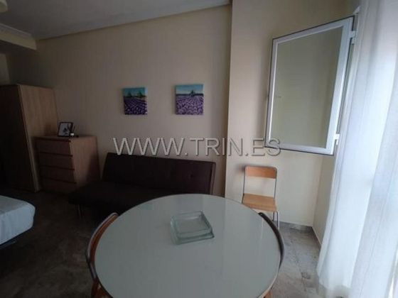 Foto 2 de Alquiler de estudio en Centro - El Pilar con muebles y aire acondicionado