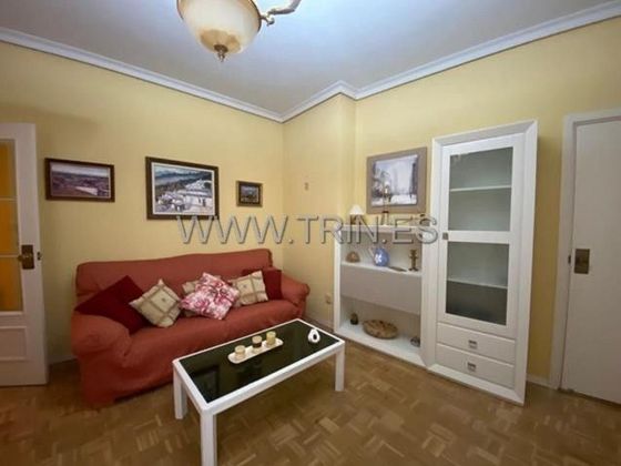 Foto 1 de Alquiler de piso en Marianistas - AVE de 2 habitaciones con terraza y muebles