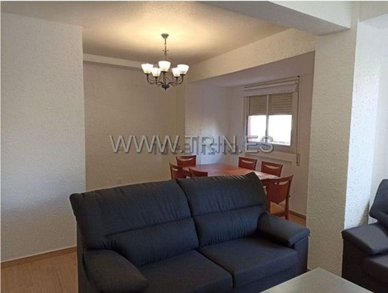 Foto 2 de Piso en alquiler en calle Lirio de 4 habitaciones con terraza y muebles