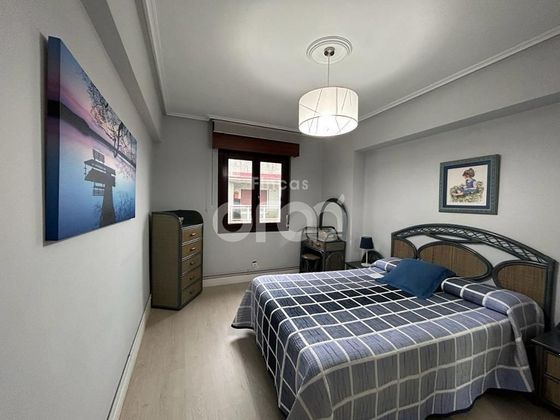Foto 1 de Piso en venta en Santurtzi de 2 habitaciones con terraza y calefacción