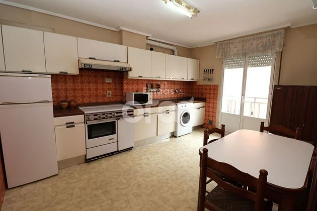 Foto 1 de Piso en venta en Santurtzi de 2 habitaciones con balcón y calefacción