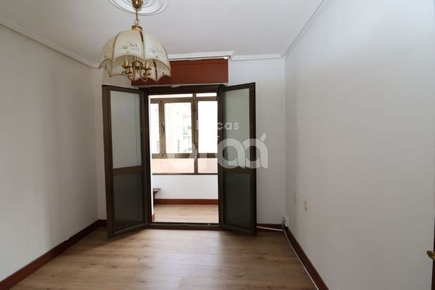 Foto 2 de Piso en venta en Santurtzi de 4 habitaciones con balcón y ascensor