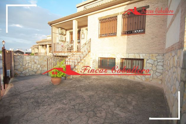 Foto 2 de Casa adossada en venda a Valmojado de 3 habitacions amb terrassa i garatge