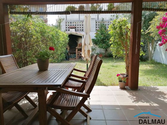 Foto 1 de Venta de casa adosada en Alella de 4 habitaciones con terraza y piscina
