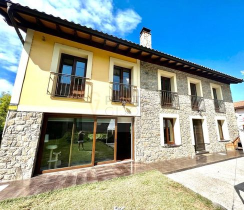 Foto 1 de Casa en venda a Parroquias Norte de 5 habitacions amb terrassa i garatge