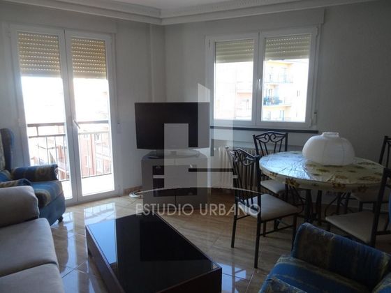 Foto 1 de Alquiler de piso en avenida De Portugal de 4 habitaciones con muebles y balcón