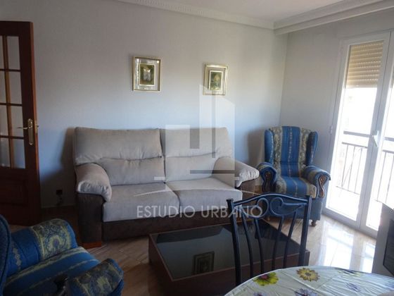 Foto 2 de Alquiler de piso en avenida De Portugal de 4 habitaciones con muebles y balcón