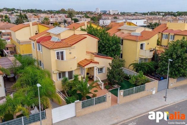 Foto 2 de Venta de casa en Vilafortuny - Cap de Sant Pere de 5 habitaciones con terraza y jardín