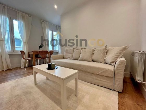 Foto 2 de Alquiler de piso en Almagro de 3 habitaciones con terraza y muebles