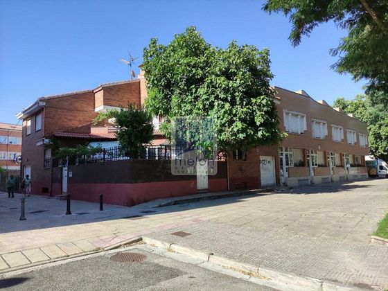 Foto 1 de Casa adossada en venda a Plantío - Capiscol de 3 habitacions amb terrassa i garatge