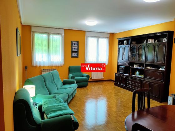 Foto 1 de Piso en venta en Lakua - Arriaga de 3 habitaciones con garaje y balcón