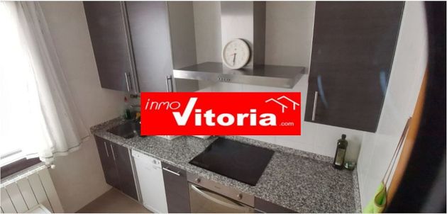 Foto 1 de Piso en venta en Centro - Vitoria-Gasteiz de 3 habitaciones con balcón y calefacción