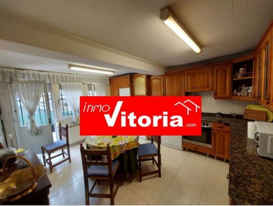 Foto 1 de Pis en venda a Centro - Vitoria-Gasteiz de 4 habitacions amb terrassa i calefacció