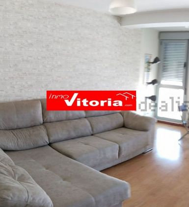 Foto 1 de Venta de piso en Zabalgana - Ariznabarra de 3 habitaciones con garaje y calefacción