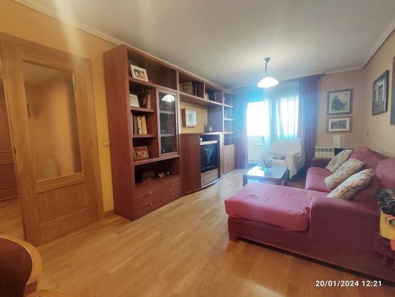 Foto 2 de Piso en venta en Miralbueno de 4 habitaciones con terraza y garaje