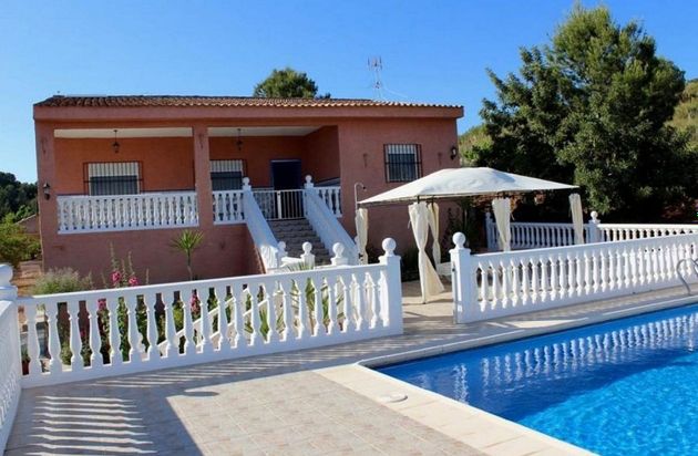 Foto 1 de Venta de chalet en Olocau de 4 habitaciones con terraza y piscina