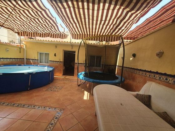 Foto 1 de Casa adossada en venda a Arco Norte - Avda. España de 3 habitacions amb piscina i jardí