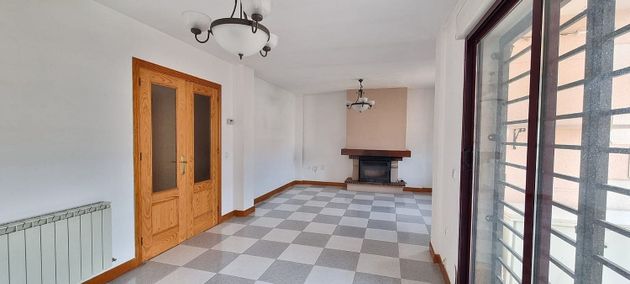 Foto 2 de Casa adosada en venta en Torrijos de 4 habitaciones con piscina y garaje