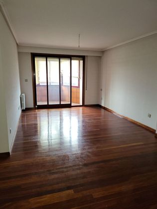 Foto 2 de Pis en venda a calle CL Concejo de 5 habitacions amb garatge i balcó
