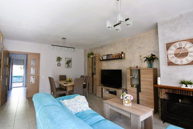 Foto 1 de Casa adosada en venta en Centre - Castellar del Vallès de 3 habitaciones con terraza y jardín