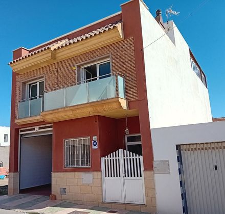 Foto 2 de Casa adossada en venda a calle San José de 3 habitacions amb terrassa i garatge