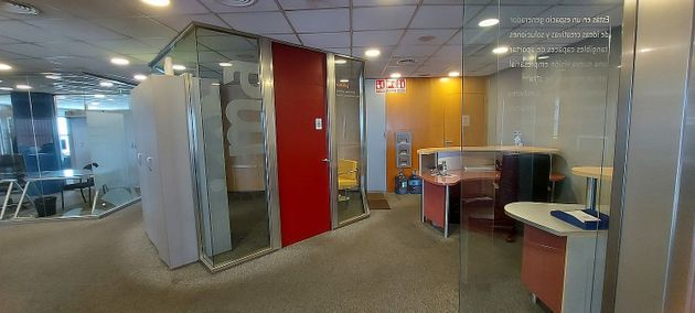 Foto 2 de Oficina en alquiler en calle Francesc Macià con ascensor