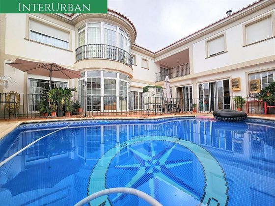 Foto 1 de Xalet en venda a Domeño de 8 habitacions amb terrassa i piscina
