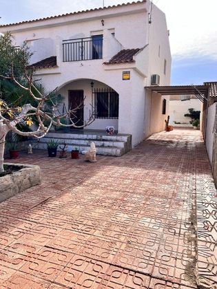 Foto 1 de Casa adossada en venda a vía Azial de 4 habitacions amb terrassa i jardí