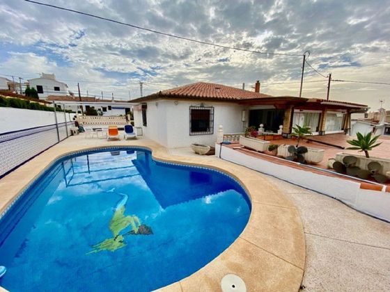 Foto 1 de Venta de chalet en avenida Del Mediterrani de 3 habitaciones con terraza y piscina