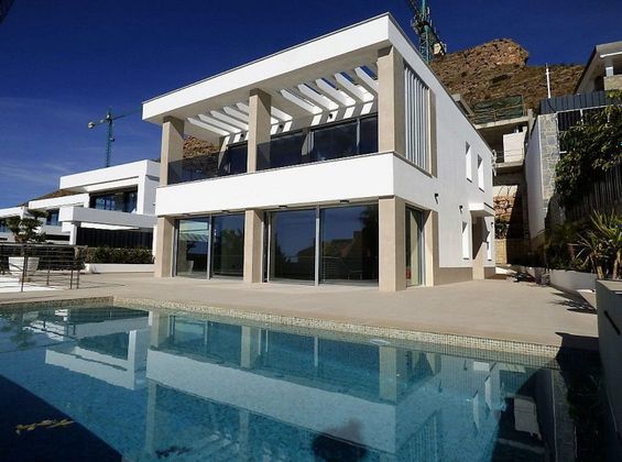 Foto 1 de Xalet en venda a Cala de Finestrat de 4 habitacions amb terrassa i piscina