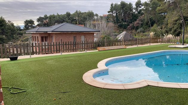 Foto 1 de Chalet en venta en Cervelló de 4 habitaciones con piscina y jardín