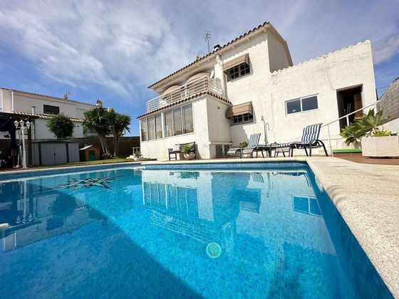 Foto 1 de Chalet en venta en calle Montserrat de 6 habitaciones con terraza y piscina