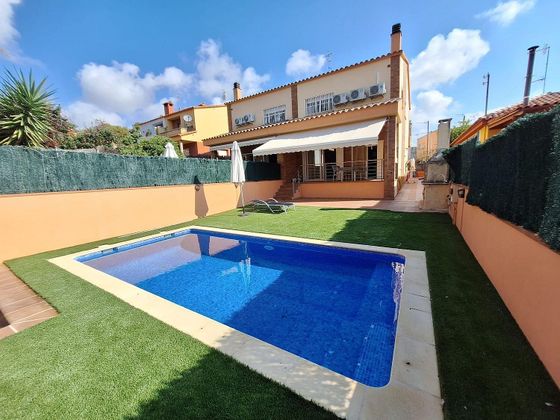 Foto 1 de Casa adossada en venda a calle Bèlgica de 4 habitacions amb terrassa i piscina