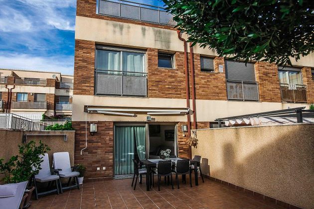 Foto 1 de Casa adossada en venda a calle Ramon i Cajal de 4 habitacions amb terrassa i piscina