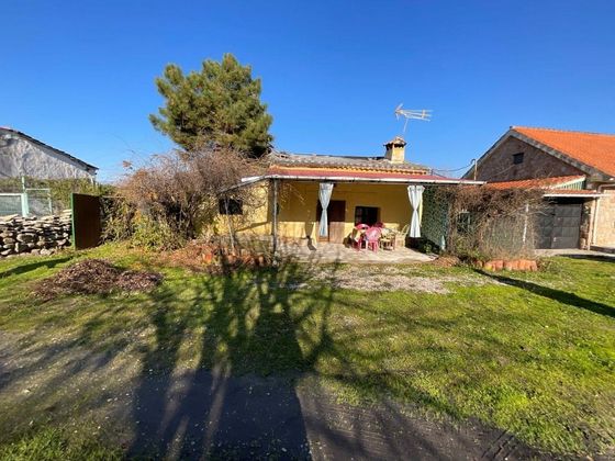 Foto 1 de Casa rural en venda a Pueblonuevo de Miramontes de 3 habitacions amb jardí