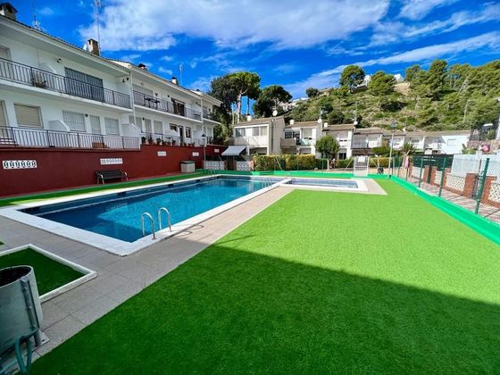 Foto 2 de Casa adossada en venda a Santa Susanna de 4 habitacions amb terrassa i piscina