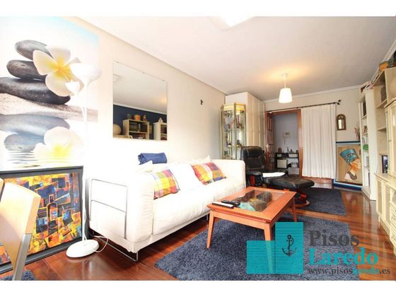 Foto 2 de Pis en venda a Laredo de 3 habitacions amb terrassa i balcó