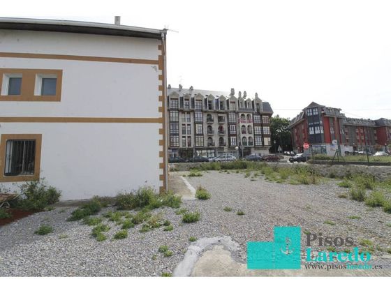 Foto 2 de Casa en venda a calle Viaducto de Colindres de 6 habitacions amb jardí