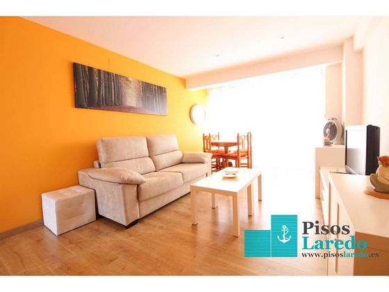 Foto 2 de Piso en alquiler en plaza Carlos V de 2 habitaciones con jardín y muebles