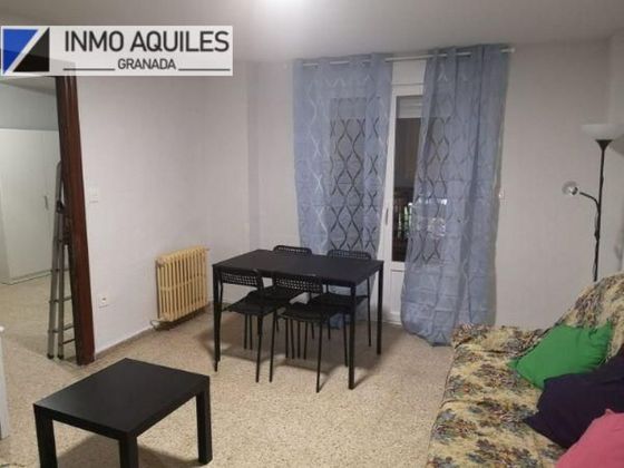 Foto 2 de Pis en lloguer a Camino de Ronda - Rosaleda de 4 habitacions amb mobles i balcó