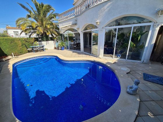 Foto 2 de Xalet en venda a Empuriabrava de 3 habitacions amb terrassa i piscina