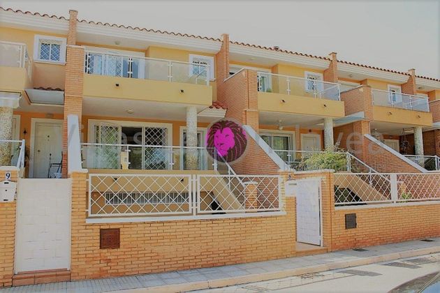 Foto 1 de Casa en venta en Guardamar de 4 habitaciones con terraza y aire acondicionado