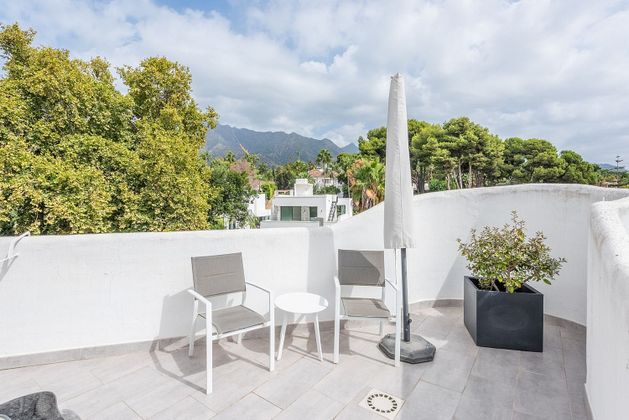 Foto 1 de Àtic en lloguer a Lomas de Marbella Club - Puente Romano de 3 habitacions amb terrassa i piscina
