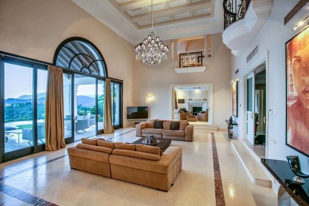 Foto 2 de Alquiler de chalet en Benahavís de 6 habitaciones con terraza y piscina
