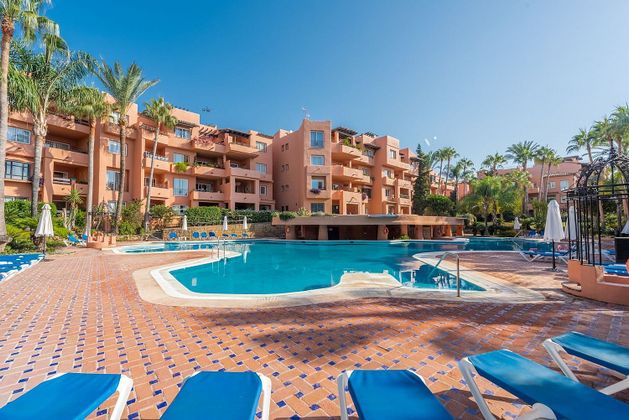 Foto 1 de Alquiler de ático en Lomas de Marbella Club - Puente Romano de 3 habitaciones con terraza y piscina
